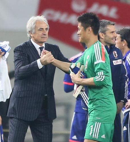 ＜日本・ウズベキスタン＞試合終了後、ハリルホジッチ監督は川島と握手