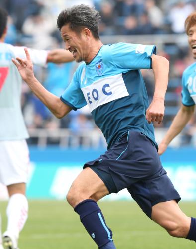 ＜横浜ＦＣ・長崎＞前半１２分、横浜ＦＣ・三浦はヘディングでゴールを決め笑顔を見せる
