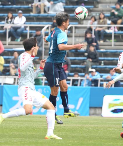 ＜横浜ＦＣ・長崎＞前半、横浜ＦＣ・三浦はヘディングでゴールを決めＪ最年長記録を更新