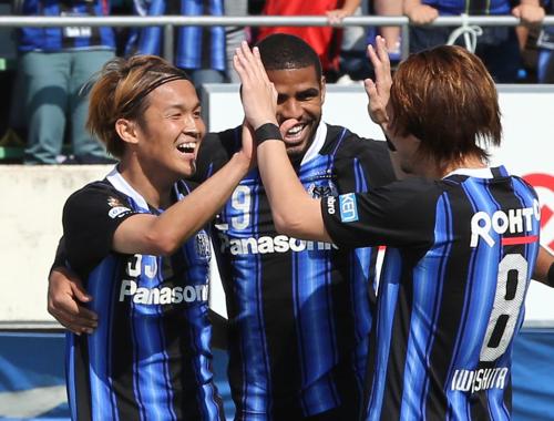 新潟戦でゴールを決めたＧ大阪ＦＷ宇佐美（左）は笑顔でハイタッチ