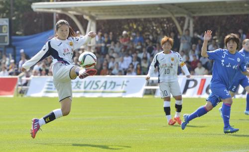 ＡＳ埼玉戦の後半、２点目のゴールを決めるＩＮＡＣ神戸・澤（左）