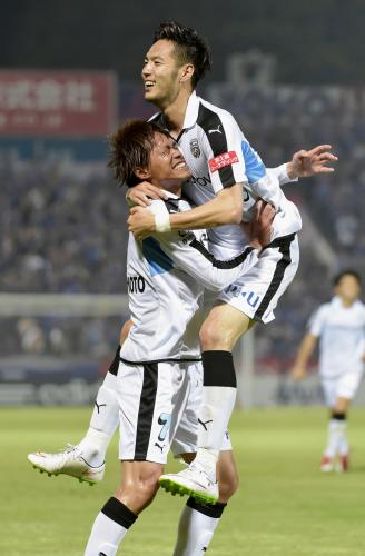 ＜横浜・川崎Ｆ＞後半、決勝ゴールを決め、橋本（左）と抱き合って喜ぶ杉本