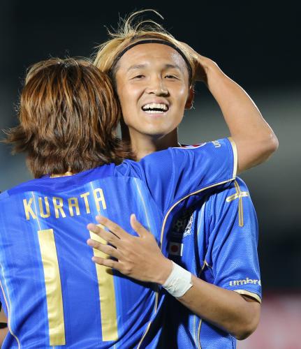 ＜Ｇ大阪・ＦＣソウル＞前半４５分、ゴールを決めた倉田（左）と笑顔で抱き合う宇佐美