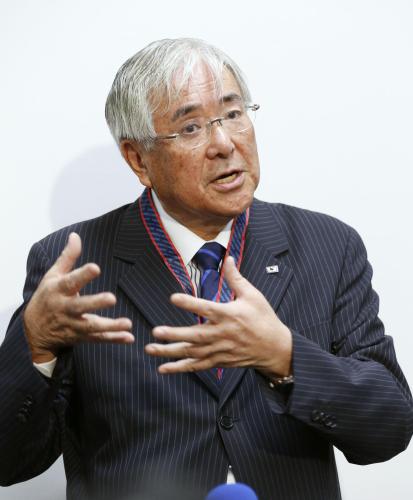 ＦＩＦＡの汚職事件について、記者の質問に答える日本サッカー協会の小倉純二名誉会長
