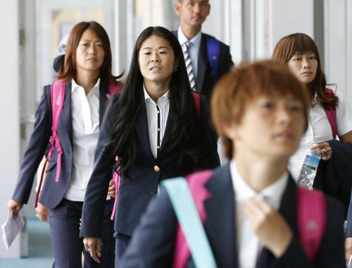 バンクーバー空港に到着した澤（左から２人目）らサッカー女子日本代表