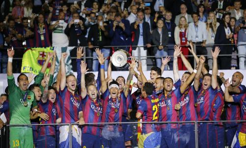 欧州制覇を果たしたバルセロナの選手たち。今季で退団のシャビがトロフィーを掲げる（ＡＰ）