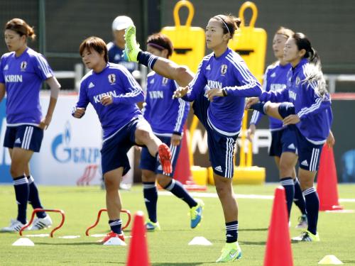 カメルーン戦に向け調整する大儀見（中央右）らサッカー女子日本代表