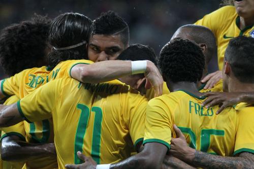 国際親善試合・ホンジュラス戦、ＦＷフィルミノ（11）の先制弾を喜ぶブラジル代表選手たち（ＡＰ）