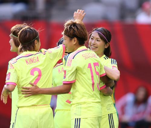＜女子Ｗ杯　日本・カメルーン＞前半６分、鮫島（右端）が先制ゴールを決め、喜ぶなでしこイレブン