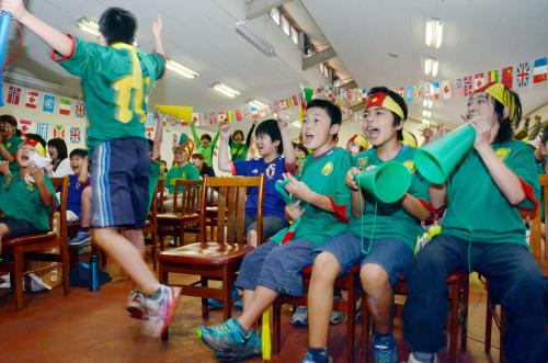 カメルーン代表の得点に歓声を上げる、旧中津江村の子どもたち
