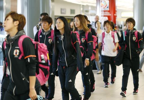 決勝トーナメント１回戦のため、バンクーバー空港に到着した澤（左から３人目）らサッカー女子日本代表