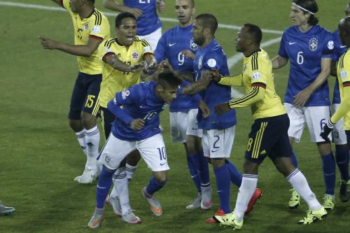 ＜ブラジル・コロンビア＞試合後、バッカ（左から２人目）に突き飛ばされるネイマール（１０）（ＡＰ）