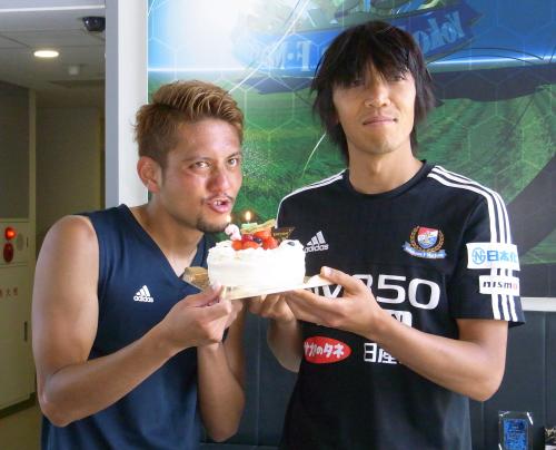 37歳の誕生日を迎え、報道陣から贈られた誕生日ケーキを手にする中村（右）。左は比嘉