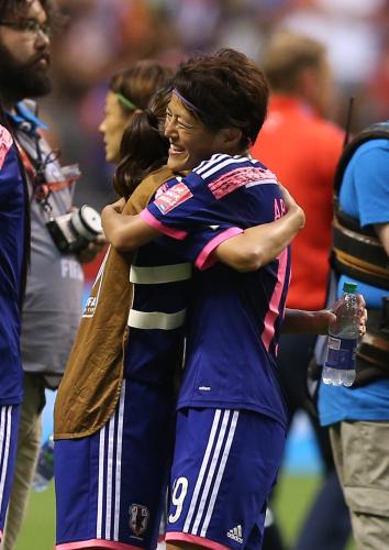 ＜日本・オランダ＞試合後、川澄（左）と抱き合って勝利を喜ぶ有吉