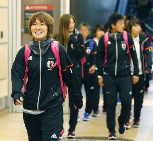 24日、オーストラリア戦のため、エドモントンに到着した阪口（左端）らサッカー女子日本代表