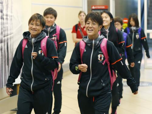 24日、オーストラリア戦のため、エドモントンに到着した大野（手前左）、有吉（同右）らサッカー女子日本代表