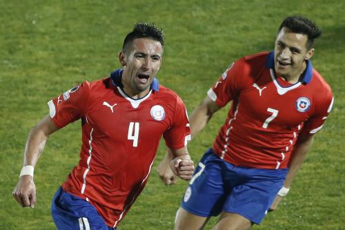 ウルグアイ戦で決勝ゴールを決め喜ぶチリ代表イスラ。右はＡ・サンチェス（ＡＰ）