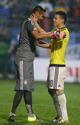試合後健闘を称え合うアルゼンチン代表ＧＫロメロ（左）とコロンビア代表ＦＷハメス（ＡＰ）