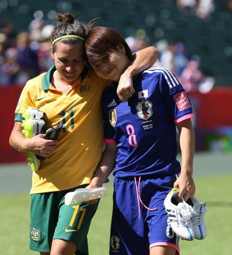 ＜日本・オーストラリア＞試合後、デバンナ（左）と笑顔を見せながらピッチを去る宮間