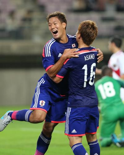 ＜Ｕ―２２日本代表・Ｕ―２２コスタリカ代表＞前半、先制ゴールを決め、浅野（右）と抱き合って喜ぶ野津田