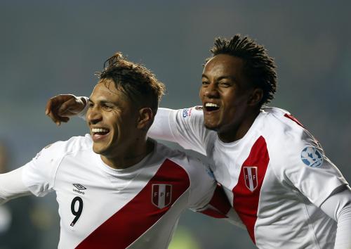 パラグアイ戦でゴールを決め喜ぶペルー代表ＦＷゲレロ（左）右は先制点を挙げたＦＷカリージョ（ＡＰ）