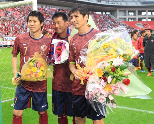 合同引退試合で花束を手にする（左から）新井場、柳沢、中田
