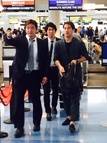 羽田空港から出発するレスターの日本代表ＦＷ岡崎（左）