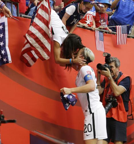 サッカー女子Ｗ杯の決勝戦後、キスするワンバック選手（右）とハフマンさん