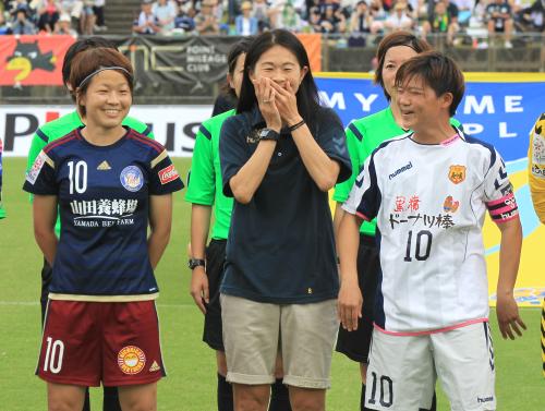 試合前、Ｗ杯での活躍を祝福するセレモニーで、談笑する（左から）宮間、澤、大野