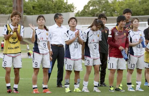 伊賀に勝利し、サポーターの声援に応える川澄（左から２人目）らＩＮＡＣ神戸イレブン