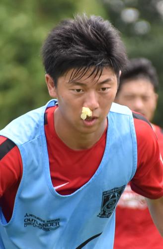 代表初選出の浦和ＭＦ武藤は突然の鼻血にティッシュを詰めながら練習