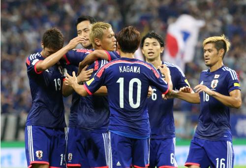 ＜日本・カンボジア＞前半、本田（左から３人目）が先制ゴールをきめイレブンと喜ぶ