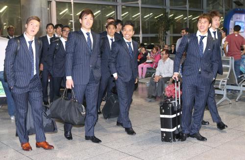 テヘランを後にする（右から）酒井宏、長友、岡崎ら日本代表イレブン