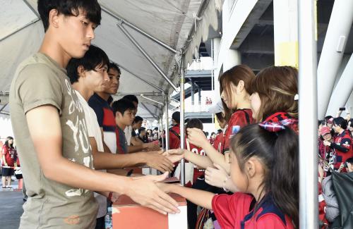 関東・東北水害への募金を呼び掛ける鹿島の柴崎選手（左から２人目）ら＝12日、カシマ