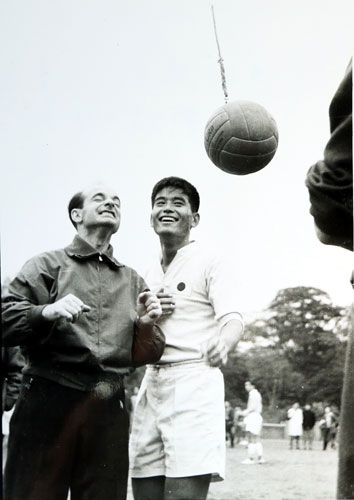 ６０年の日本代表欧州遠征でデュッセルドルフのスポーツ学校で談笑するクラマー氏（左）と川淵氏