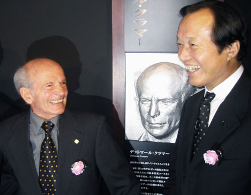 ０５年、日本サッカー殿堂で、レリーフを前に笑顔のクラマー氏（左）と釜本氏