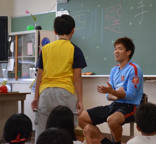 小学校を訪問し、児童からの質問に答える日本代表ＧＫ西川（右）