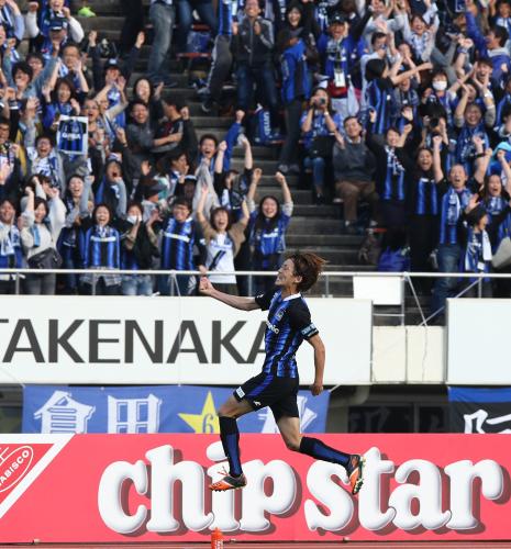 ＜Ｇ大阪・新潟＞後半ロスタイム、藤春はチーム２点目のゴールを決め、歓喜するサポーターの前でガッツポーズ