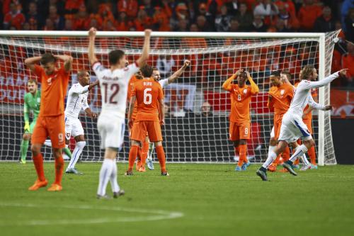 後半２１分、オウンゴールで３点目が決まり喜ぶチェコの選手と、頭を抱えるオランダの選手たち（ＡＰ）