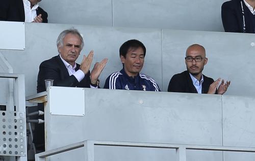 試合後、選手に拍手するハリルホジッチ監督（左）