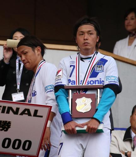 ＜鹿島・Ｇ大阪＞表彰式で無念の表情を見せるＧ大阪・宇佐美（左）と遠藤