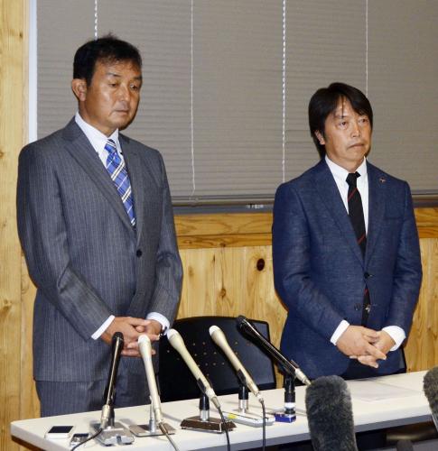 暴力行為について記者会見するＪ２熊本の小野剛監督（左）と池谷友良社長