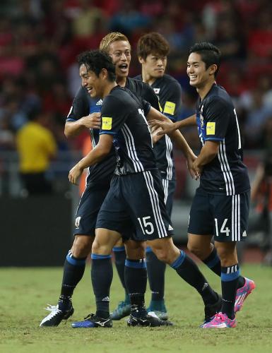 ＜シンガポール・日本＞前半、先制ゴールを決めた金崎（左端）と（左から）笑顔の本田、酒井宏、武藤
