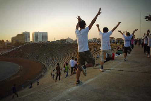 プノンペンのオリンピック・スタジアムで体操をする市民