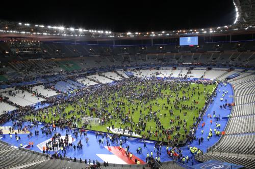 スタジアム付近で爆発音が鳴り響き、試合後、ピッチに避難するスタッド・ド・フランスの観客。この日はフランス―ドイツの親善試合が行われた（ＡＰ）