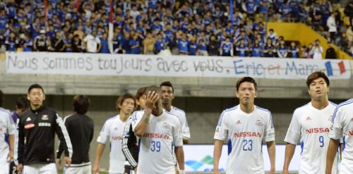 サッカー天皇杯の神戸戦が行われた会場で、横浜サポーターがモンバエルツ監督らに向けて掲げた横断幕