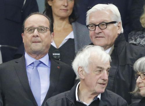サッカーの親善試合を観戦に訪れたフランスのオランド大統領（左）とドイツのシュタインマイヤー外相（右）