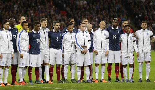＜イングランド・フランス＞グラウンドに並びテロの犠牲者に黙とうをささげる両チーム（ＡＰ）