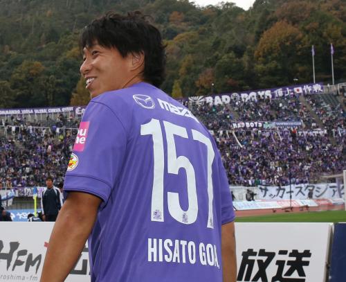 ＜広島・湘南＞Ｊ１最多ゴールタイに並んだ佐藤は、ゴール数ユニホームを着て笑顔