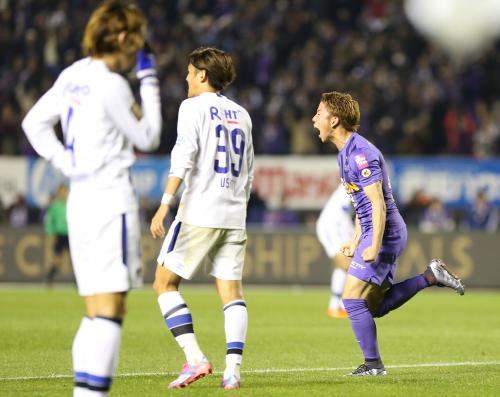 ＜広島・Ｇ大阪＞後半３１分、浅野（右）はゴールを決め、雄叫びを上げる